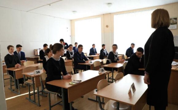 Выпускники сдают в Осетии ЕГЭ по биологии и иностранному языку