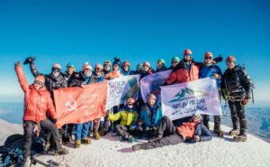 "Лидеры России" подняли на вершину Эльбруса знамя Победы