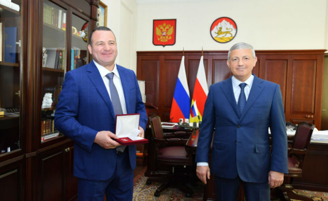 Битаров вручил Тимуру Таймазову медаль «Во славу Осетии»