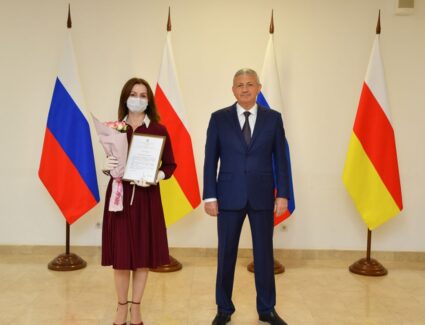 Вячеслав Битаров наградил представителей СМИ за работу в условиях пандемии